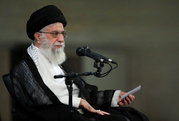 برگه کوچکی که حجم سنگینی از معانی در آن بود مقام معظم رهبری