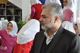 رضا راجی، رئیس اداره پست شهرستان رودسر در بازدید از کتابخانه عمومی واجارگاه