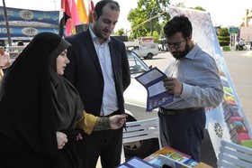 مشاوره و ثبت نام آنلاین راهپیمایان روز جهانی قدس در گیلان با استقرار ایستگاه کتابخانه سیار منطقه آزاد انزلی در مسیر راهپیمایی به روایت تصویر