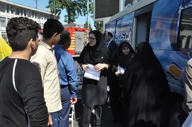 مشاوره و ثبت نام آنلاین راهپیمایان روز جهانی قدس در گیلان با استقرار ایستگاه کتابخانه سیار منطقه آزاد انزلی در مسیر راهپیمایی به روایت تصویر