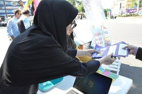 مشاوره و ثبت نام آنلاین راهپیمایان روز جهانی قدس در گیلان با استقرار ایستگاه کتابخانه سیار منطقه آزاد انزلی در مسیر راهپیمایی به روایت تصویر