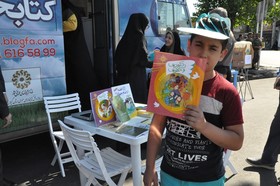 مشاوره و ثبت نام آنلاین راهپیمایان روز جهانی قدس در گیلان با استقرار ایستگاه کتابخانه سیار منطقه آزاد انزلی در مسیر راهپیمایی به روایت تصویر