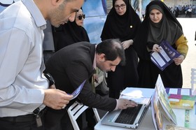 مشاوره و ثبت نام آنلاین راهپیمایان روز جهانی قدس در گیلان با استقرار ایستگاه کتابخانه سیار منطقه آزاد انزلی در مسیر راهپیمایی به روایت تصویر