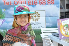 مشاوره و ثبت نام آنلاین راهپیمایان روز جهانی قدس در گیلان با استقرار ایستگاه کتابخانه سیار منطقه آزاد انزلی در مسیر راهپیمایی به روایت تصویر