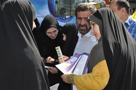 مشاوره و ثبت نام آنلاین راهپیمایان روز جهانی قدس در گیلان با استقرار ایستگاه کتابخانه سیار منطقه آزاد انزلی در مسیر راهپیمایی به روایت تصویر