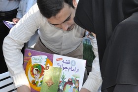 مشاوره و ثبت نام آنلاین راهپیمایان روز جهانی قدس در گیلان با استقرار ایستگاه کتابخانه سیار منطقه آزاد انزلی در مسیر راهپیمایی به روایت تصویر