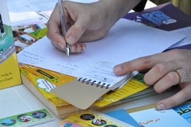 مشاوره و ثبت نام آنلاین راهپیمایان روز جهانی قدس در گیلان با استقرار ایستگاه کتابخانه سیار منطقه آزاد انزلی در مسیر راهپیمایی به روایت تصویر