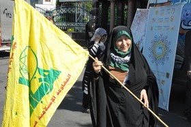 مشاوره و ثبت نام آنلاین راهپیمایان روز جهانی قدس در گیلان با استقرار ایستگاه کتابخانه سیار منطقه آزاد انزلی در مسیر راهپیمایی به روایت تصویر