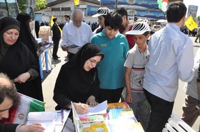 مشاوره و ثبت نام آنلاین راهپیمایان روز جهانی قدس در گیلان با استقرار ایستگاه کتابخانه سیار منطقه آزاد انزلی در مسیر راهپیمایی به روایت تصویر