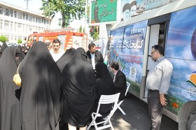 مشاوره و ثبت نام آنلاین راهپیمایان روز جهانی قدس در گیلان با استقرار ایستگاه کتابخانه سیار منطقه آزاد انزلی در مسیر راهپیمایی به روایت تصویر
