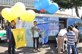مشاوره و ثبت نام آنلاین راهپیمایان روز جهانی قدس در گیلان با استقرار ایستگاه کتابخانه سیار منطقه آزاد انزلی در مسیر راهپیمایی به روایت تصویر
