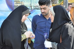 مشاوره و ثبت نام آنلاین راهپیمایان روز جهانی قدس در گیلان با استقرار ایستگاه کتابخانه سیار منطقه آزاد انزلی در مسیر راهپیمایی به روایت تصویر