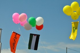 مشاوره و ثبت نام آنلاین راهپیمایان روز جهانی قدس در گیلان با استقرار ایستگاه کتابخانه سیار منطقه آزاد انزلی در مسیر راهپیمایی به روایت تصویر