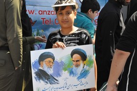 مشاوره و ثبت نام آنلاین راهپیمایان روز جهانی قدس در گیلان با استقرار ایستگاه کتابخانه سیار منطقه آزاد انزلی در مسیر راهپیمایی به روایت تصویر