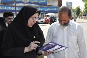 مشاوره و ثبت نام آنلاین راهپیمایان روز جهانی قدس در گیلان با استقرار ایستگاه کتابخانه سیار منطقه آزاد انزلی در مسیر راهپیمایی به روایت تصویر