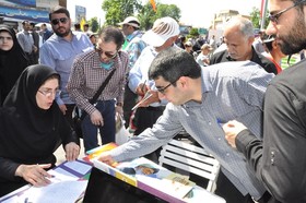 مشاوره و ثبت نام آنلاین راهپیمایان روز جهانی قدس در گیلان با استقرار ایستگاه کتابخانه سیار منطقه آزاد انزلی در مسیر راهپیمایی به روایت تصویر