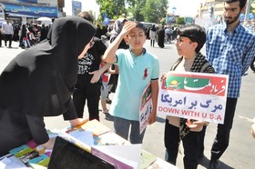مشاوره و ثبت نام آنلاین راهپیمایان روز جهانی قدس در گیلان با استقرار ایستگاه کتابخانه سیار منطقه آزاد انزلی در مسیر راهپیمایی به روایت تصویر