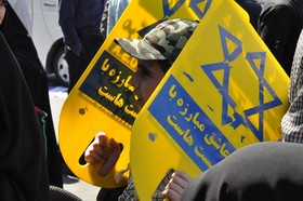مشاوره و ثبت نام آنلاین راهپیمایان روز جهانی قدس در گیلان با استقرار ایستگاه کتابخانه سیار منطقه آزاد انزلی در مسیر راهپیمایی به روایت تصویر