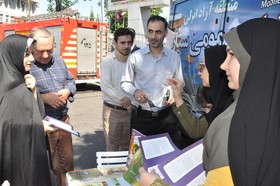 مشاوره و ثبت نام آنلاین راهپیمایان روز جهانی قدس در گیلان با استقرار ایستگاه کتابخانه سیار منطقه آزاد انزلی در مسیر راهپیمایی به روایت تصویر