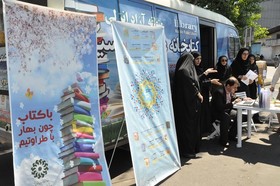 مشاوره و ثبت نام آنلاین راهپیمایان روز جهانی قدس در گیلان با استقرار ایستگاه کتابخانه سیار منطقه آزاد انزلی در مسیر راهپیمایی به روایت تصویر