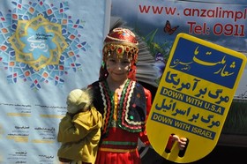 مشاوره و ثبت نام آنلاین راهپیمایان روز جهانی قدس در گیلان با استقرار ایستگاه کتابخانه سیار منطقه آزاد انزلی در مسیر راهپیمایی به روایت تصویر