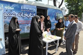مشاوره و ثبت نام آنلاین راهپیمایان روز جهانی قدس در گیلان با استقرار ایستگاه کتابخانه سیار منطقه آزاد انزلی در مسیر راهپیمایی به روایت تصویر