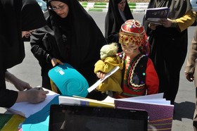 مشاوره و ثبت نام آنلاین راهپیمایان روز جهانی قدس در گیلان با استقرار ایستگاه کتابخانه سیار منطقه آزاد انزلی در مسیر راهپیمایی به روایت تصویر