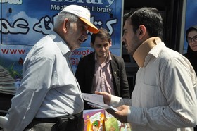 مشاوره و ثبت نام آنلاین راهپیمایان روز جهانی قدس در گیلان با استقرار ایستگاه کتابخانه سیار منطقه آزاد انزلی در مسیر راهپیمایی به روایت تصویر