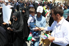 توزیع بروشور جشنواره رضوی در راهپیمایی روز قدس اراک
