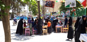 برپایی ایستگاه نقاشی جشنواره رضوی در مسیر راهپیمایی شهر خرامه