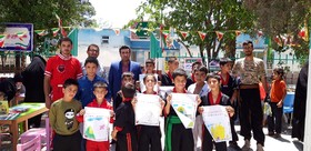 برپایی ایستگاه نقاشی جشنواره رضوی در مسیر راهپیمایی شهر خرامه