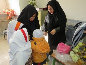 توزیع البسه زمستانی از محل هدایای مردمی طرح «مهربانی در مهر» میان دانش آموزان کم بضاعت منطقه سیل زده اسد آبادی خرم آباد