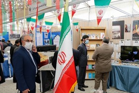 بازدید مسئولان كشور از غرفه نهاد کتابخانه های عمومی در نمایشگاه دستاوردهای دفاع مقدس 