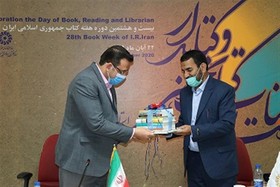 ۶۰۰ جلد کتاب توسط شرکت آب و فاضلاب استان سمنان به کتابخانه‌های عمومی اهدا شد