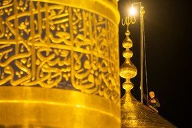 تعویض پرچم حرم امام حسین (ع) در کربلا| عکس: حسین حاجیلری - محرم 1400
