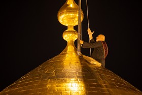 تعویض پرچم حرم امام حسین (ع) در کربلا| عکس: حسین حاجیلری - محرم 1400