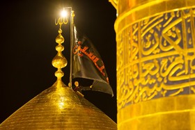 تعویض پرچم حرم امام حسین (ع) در کربلا| عکس: حسین حاجیلری - محرم 1400