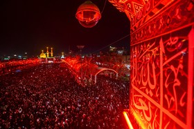 تعویض پرچم حرم امام حسین (ع) در کربلا| عکس: حسین حاجیلری - محرم 1400