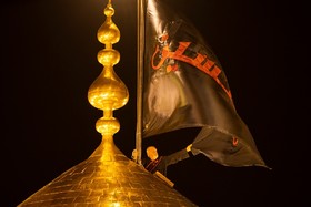 تعویض پرچم حرم امام حسین (ع) در کربلا| عکس: حسین حاجیلری - محرم 1400