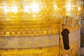 تعویض پرچم حرم امام حسین (ع) در کربلا| عکس: حسین حاجیلری - محرم 1400