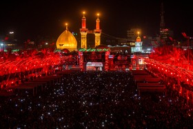 تعویض پرچم حرم امام حسین (ع) در کربلا| عکس: حسین حاجیلری - محرم 1400