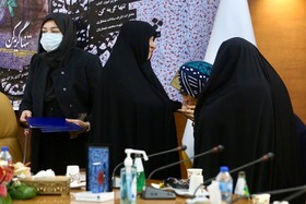 نشست تخصصی گفتگو پیرامون کتاب «تنها گریه کن»