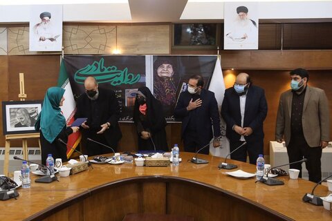 ویژه برنامه روایت مادری با محوریت کتاب «درگاه این خانه بوسیدنی است» برگزار شد