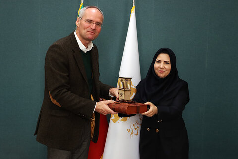 سفیر اتریش در تهران از کتابخانه مرکزی یزد دیدن کرد