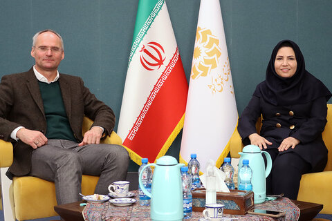 سفیر اتریش در تهران از کتابخانه مرکزی یزد دیدن کرد