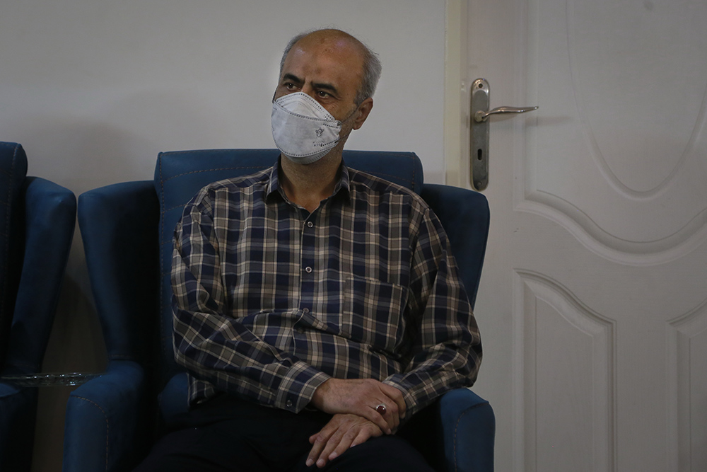 دیدار سرپرست نهاد کتابخانههای عمومی کشور با خانواده شهید محمدرضا دهقان امیری