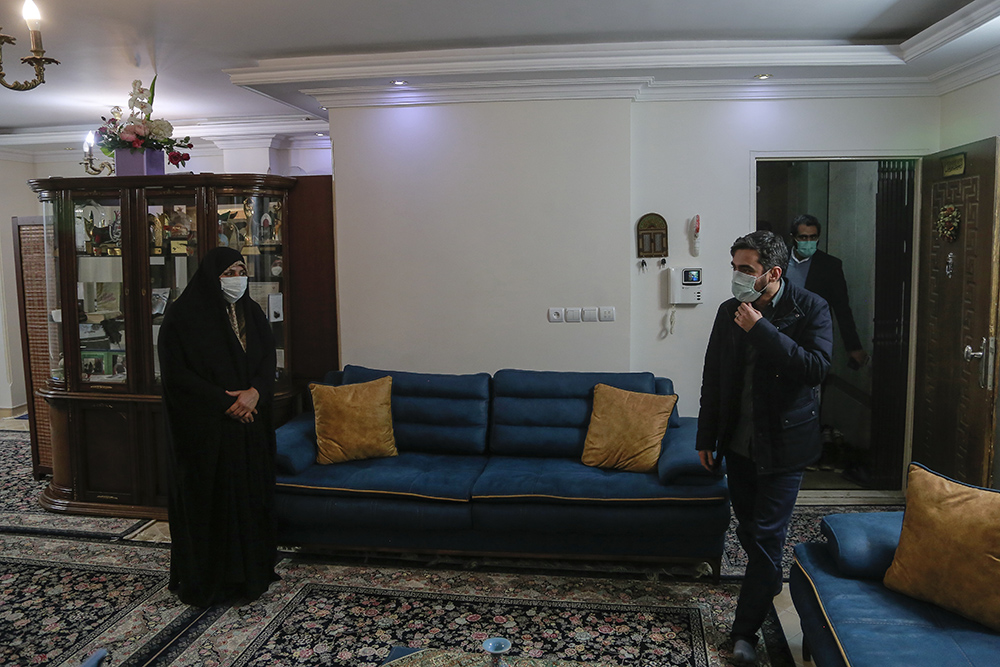 دیدار سرپرست نهاد کتابخانههای عمومی کشور با خانواده شهید محمدرضا دهقان امیری