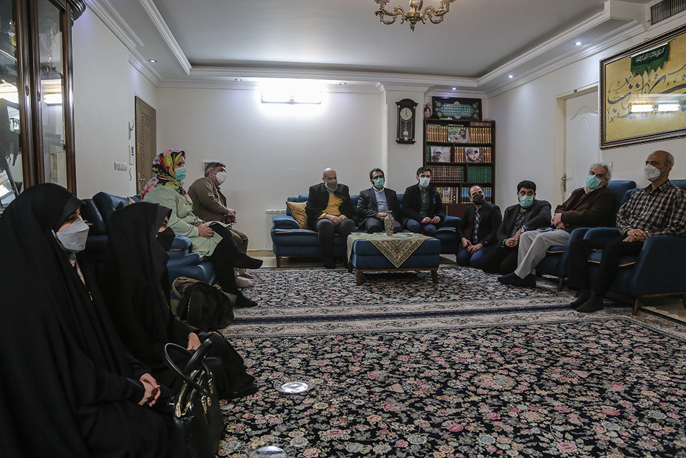 دیدار سرپرست نهاد کتابخانههای عمومی کشور با خانواده شهید محمدرضا دهقان امیری