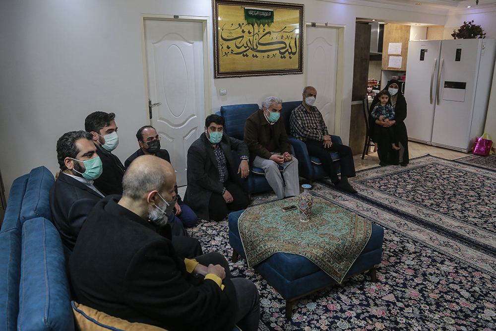 دیدار سرپرست نهاد کتابخانههای عمومی کشور با خانواده شهید محمدرضا دهقان امیری