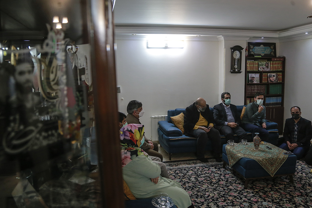 دیدار سرپرست نهاد کتابخانههای عمومی کشور با خانواده شهید محمدرضا دهقان امیری